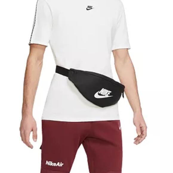NIKE NWT Belt Bag Waistpack 3 Liter – Black & White Logo NEW - Picture 2 of 11